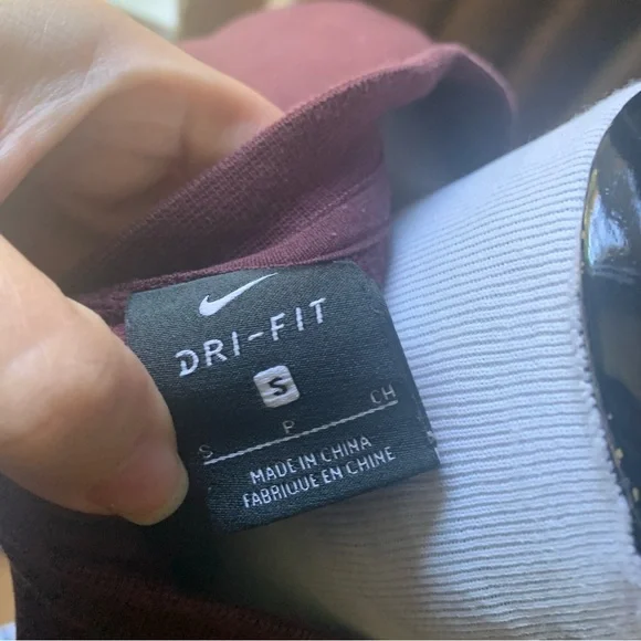 Nike Versa Cropped Boxy Sweatshirt Embossed Logo Sz S in Plum/Burgundy - Picture 4 of 4